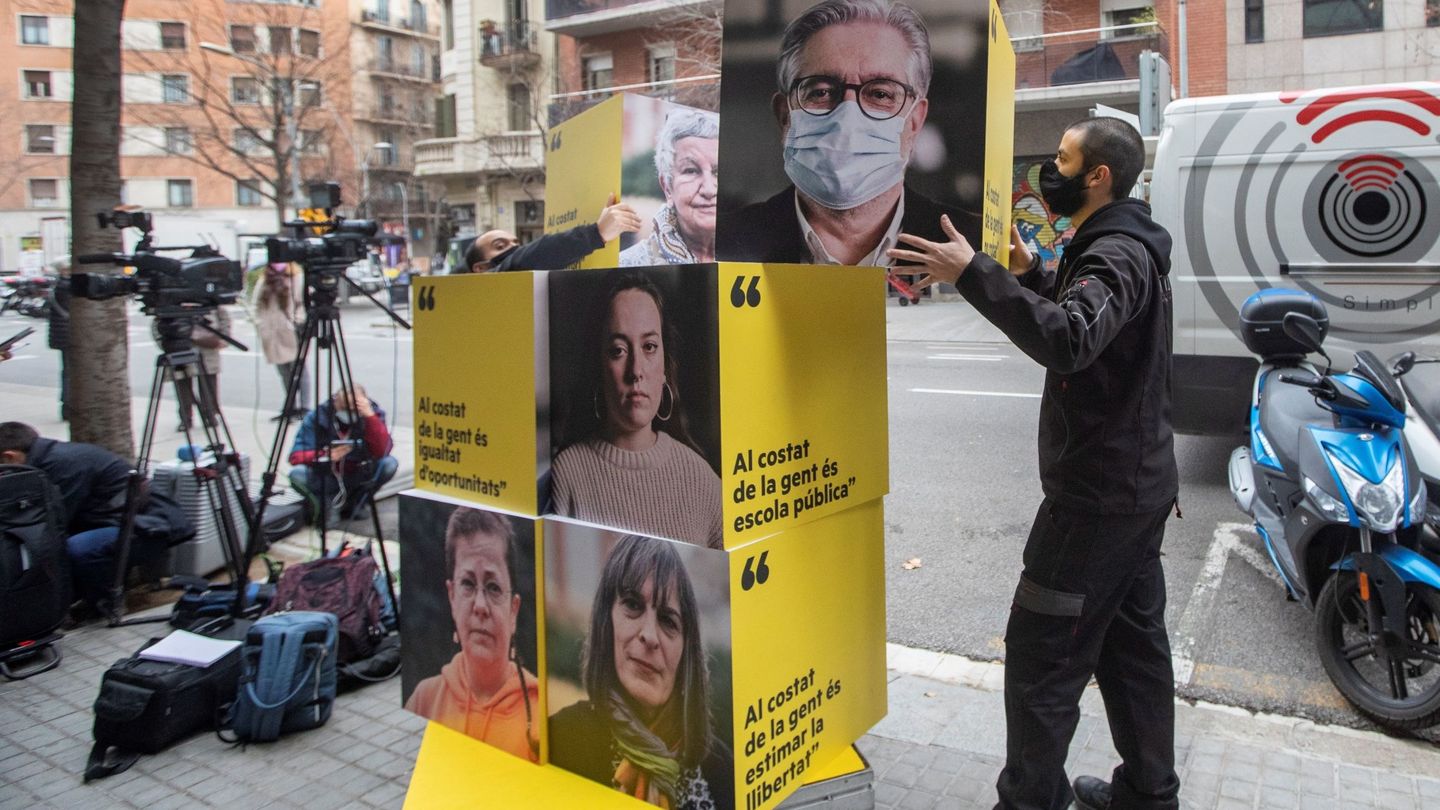 Dos operarios desmontan el material publicitario de la campaña electoral en la sede de ERC en Barcelona. (EFE)