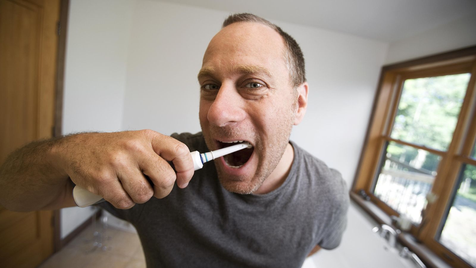 Foto: Aunque nos limpiemos los dientes todos los días, nuestros hábitos no son siempre los mejores. (iStock)