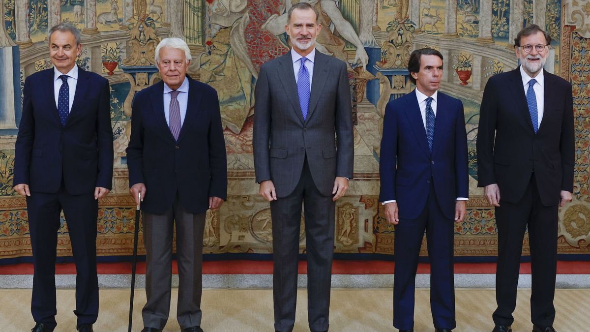 Felipe VI preside la reunión del patronato de Elcano en presencia de los cuatro expresidentes del Gobierno