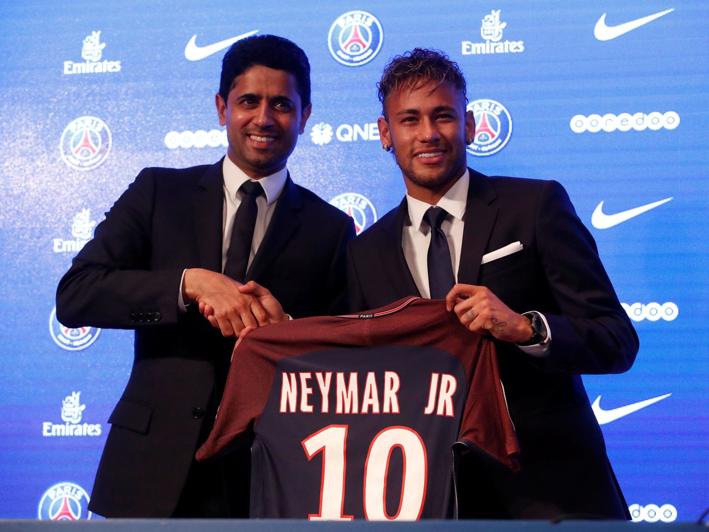 Neymar posó con su nueva camiseta junto al presidente del PSG, Nasser Al-Khelaifi. (Reuters)