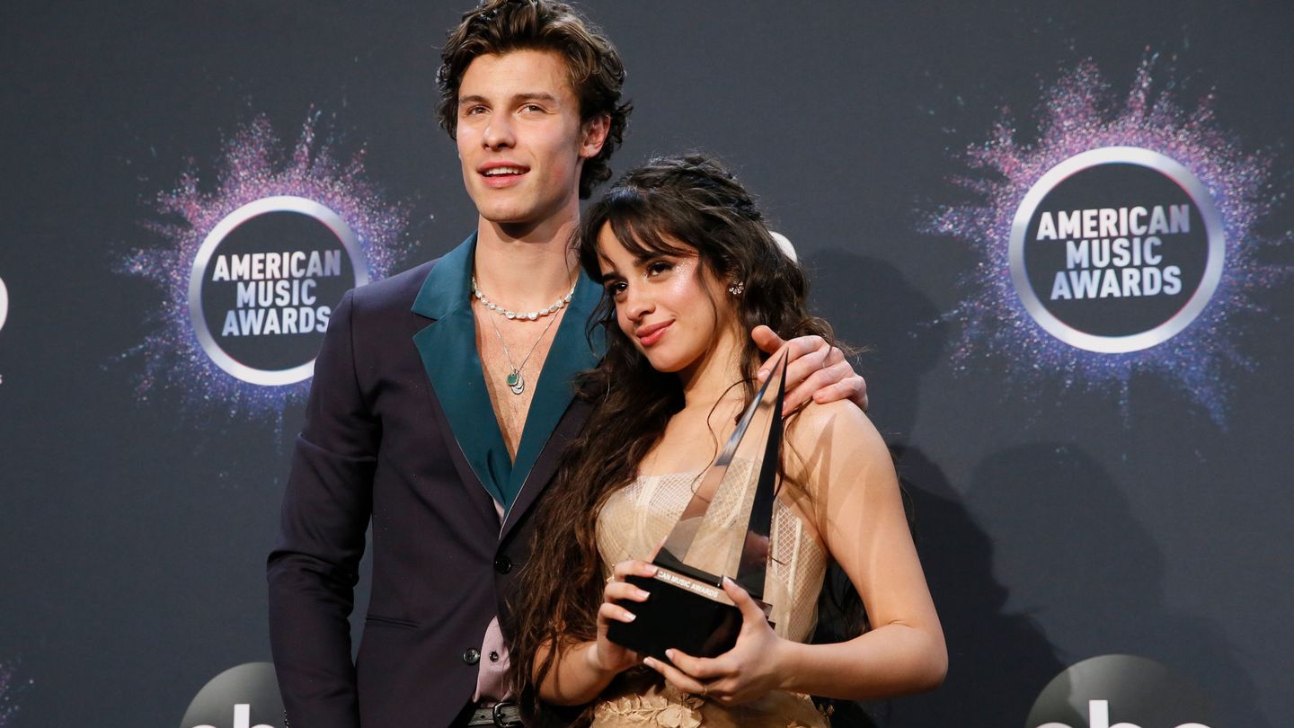 Shawn Mendes y Camila Cabello, en los American Music Awards de 2019. (Reuters/Danny Moloshok)