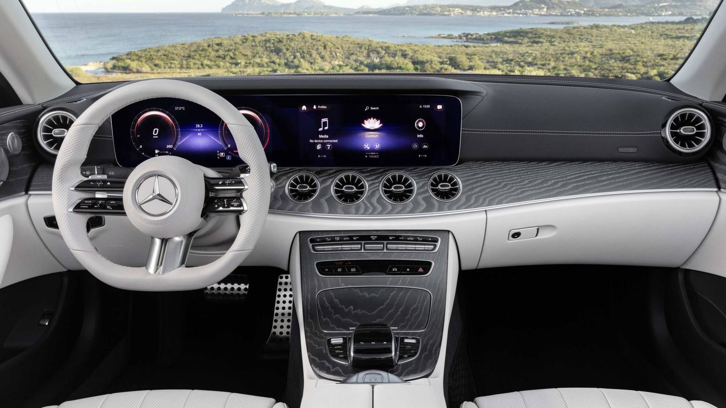 Mercedes E53 AMG Cabrio con su doble pantalla como cuadro de instrumentos. 