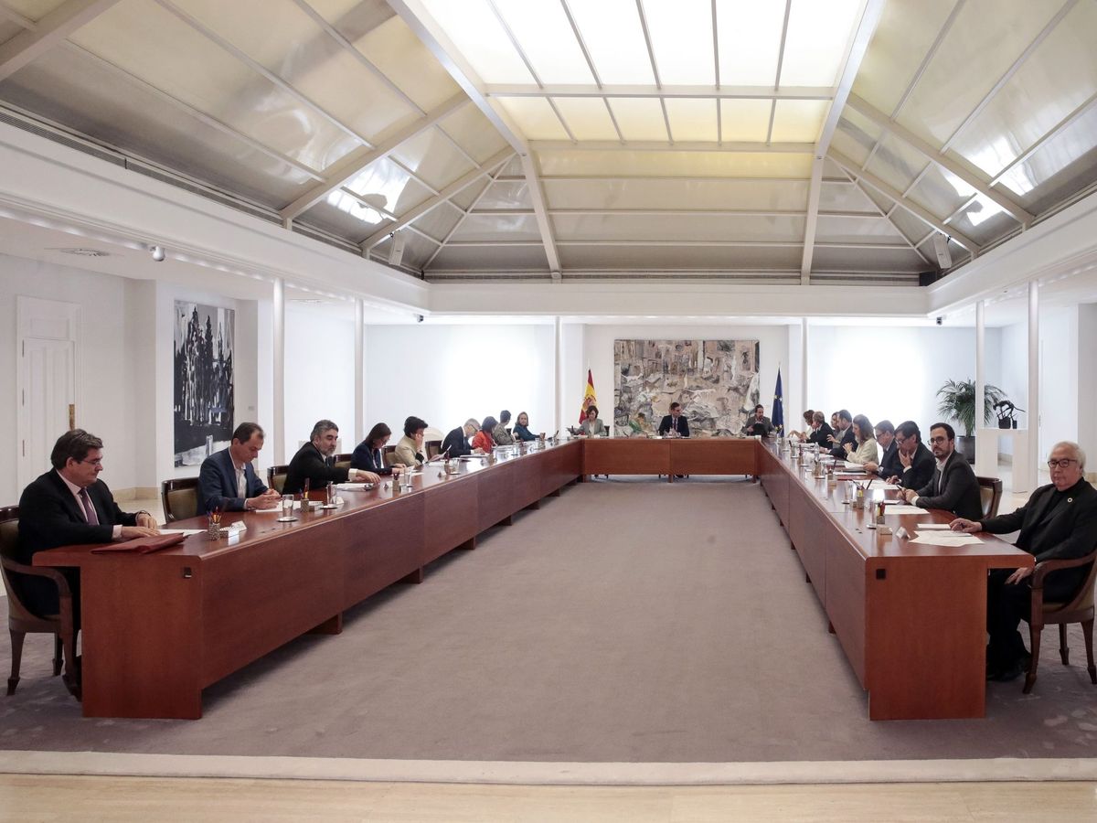 Foto: Reunión del Consejo de Ministros extraordinario celebrado este sábado en la Moncloa. (EFE/Jose María Cuadrado Jiménez)