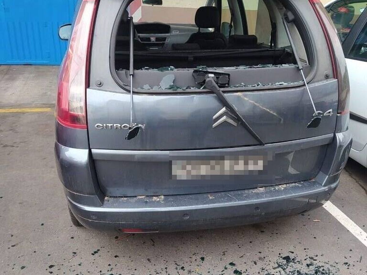 Foto: Uno de los coches destrozados por el arrestado. (EC)