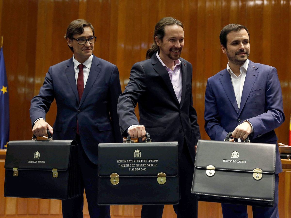 Foto: El vicepresidente Pablo Iglesias (c), el ministro de Consumo, Alberto Garzón (d), y el ministro de Sanidad, Salvador Illa (i), durante la toma de posesión en la sede del Ministerio de Sanidad. (EFE)