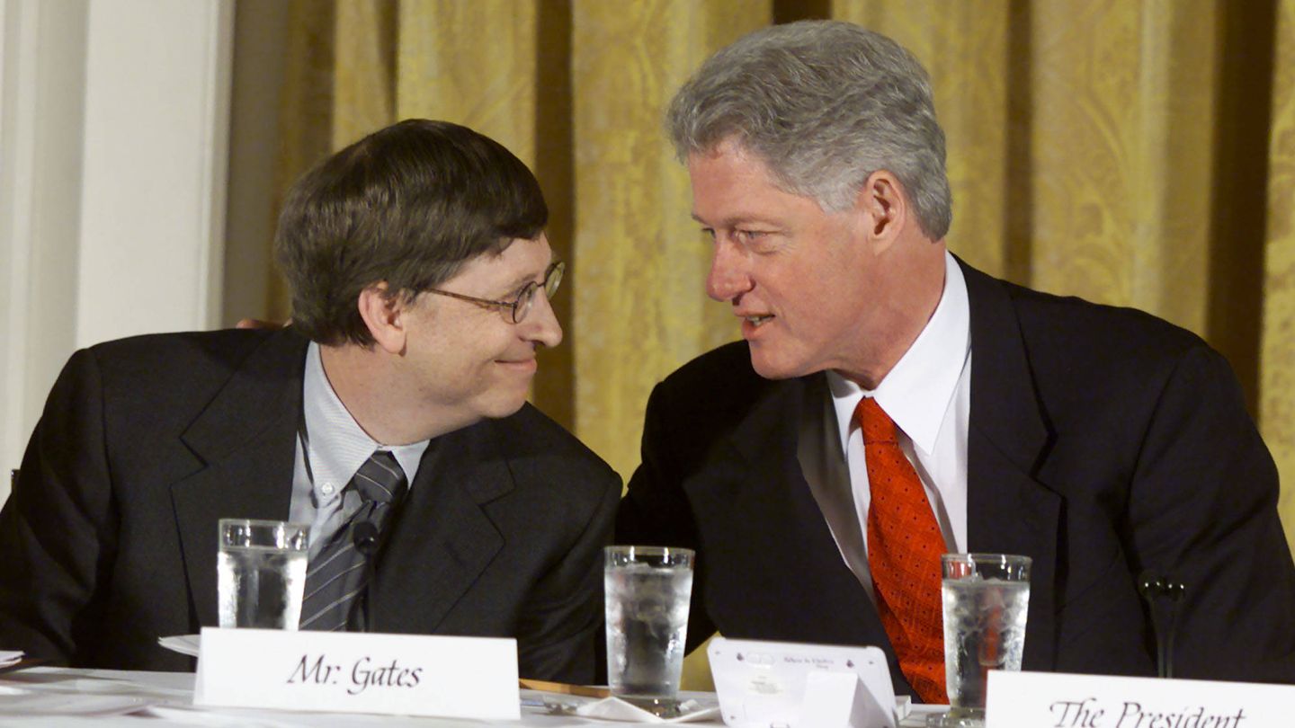  Dos Bill, Gates y Clinton, en una imagen de 2000. (Getty)
