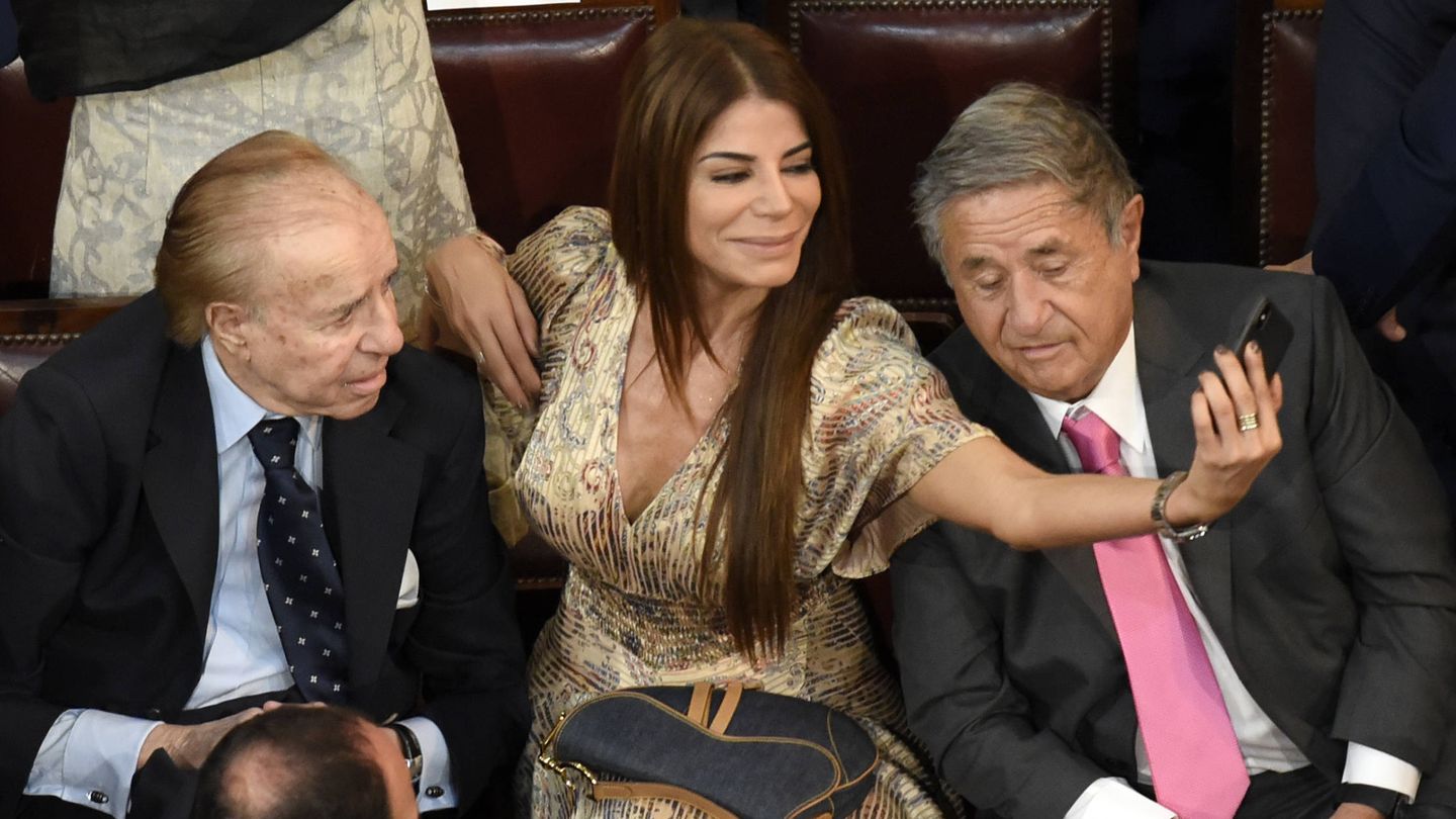 Zulemita se hace un selfie con su padre y el expresidente Eduardo Duhalde. (Getty)