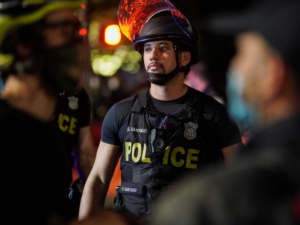 Foto: Un agente de policía vigila una protesta antirracista en Atlanta, Georgia. (Reuters)