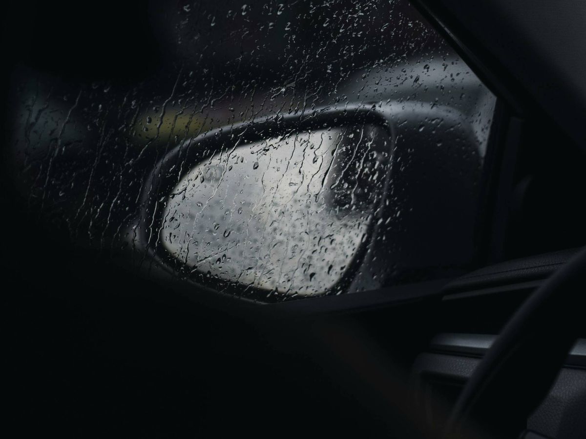 Foto: Así se ve desde el interior del vehículo un retrovisor mientras llueve (Pexels)