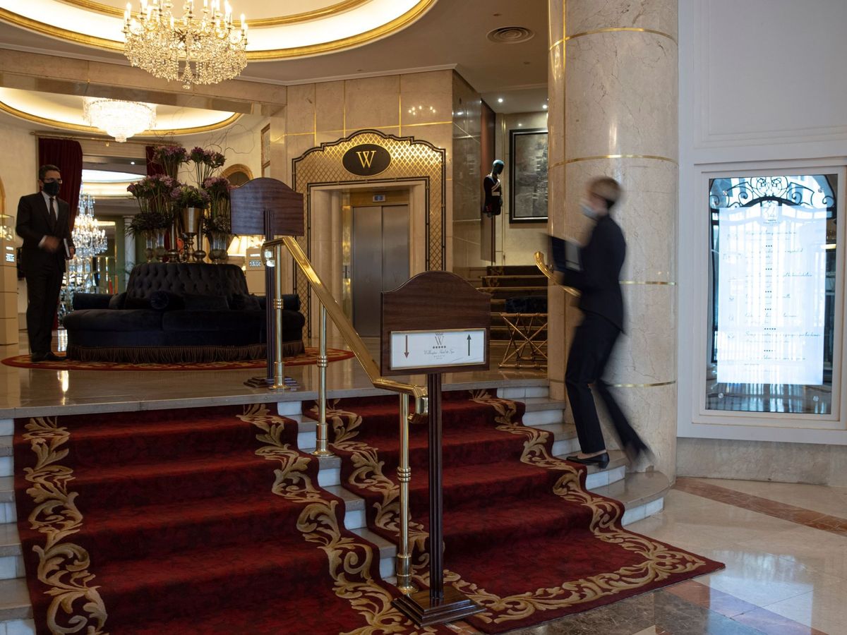 Foto: Vista del hall del hotel Wellington en Madrid. (EFE/Rodrigo Jiménez)