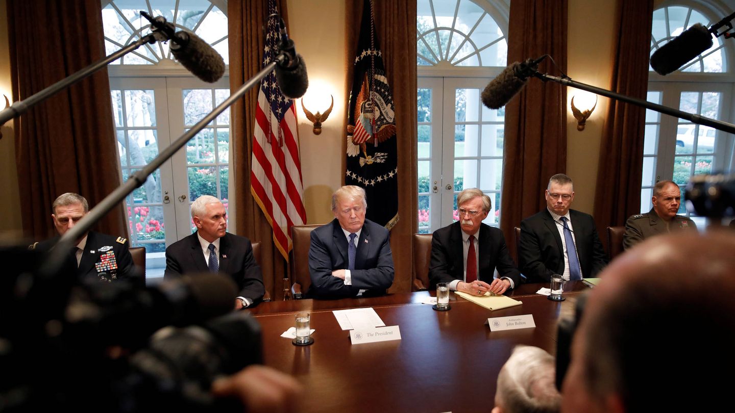 Donald Trump junto a Pence y Bolton durante una sesión informativa en la Casa Blanca, Washington. (Reuters)
