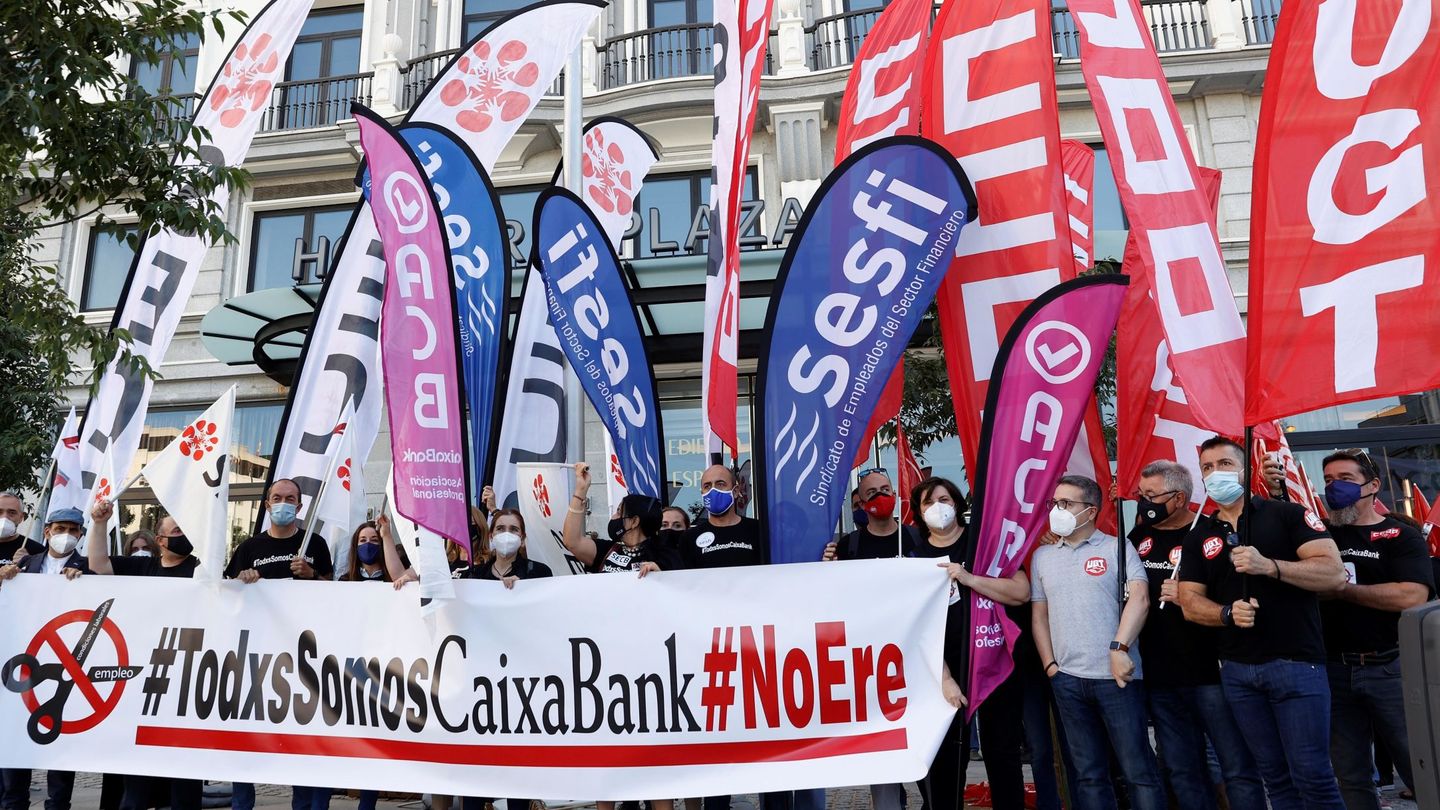 Manifestación de trabajadores de CaixaBank. (EFE)