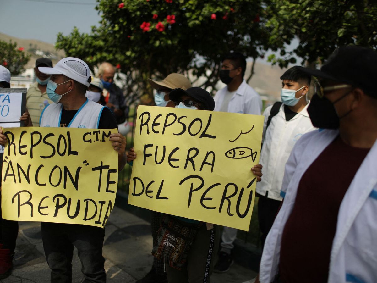 Foto: Manifestación contra Repsol en Perú. (Pilar Olivares/Reuters)