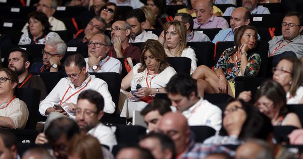 Foto: La presidenta de Andalucía, Susana Díaz, consulta su móvil durante la inauguración del congreso federal del PSOE, el pasado sábado. (EFE)