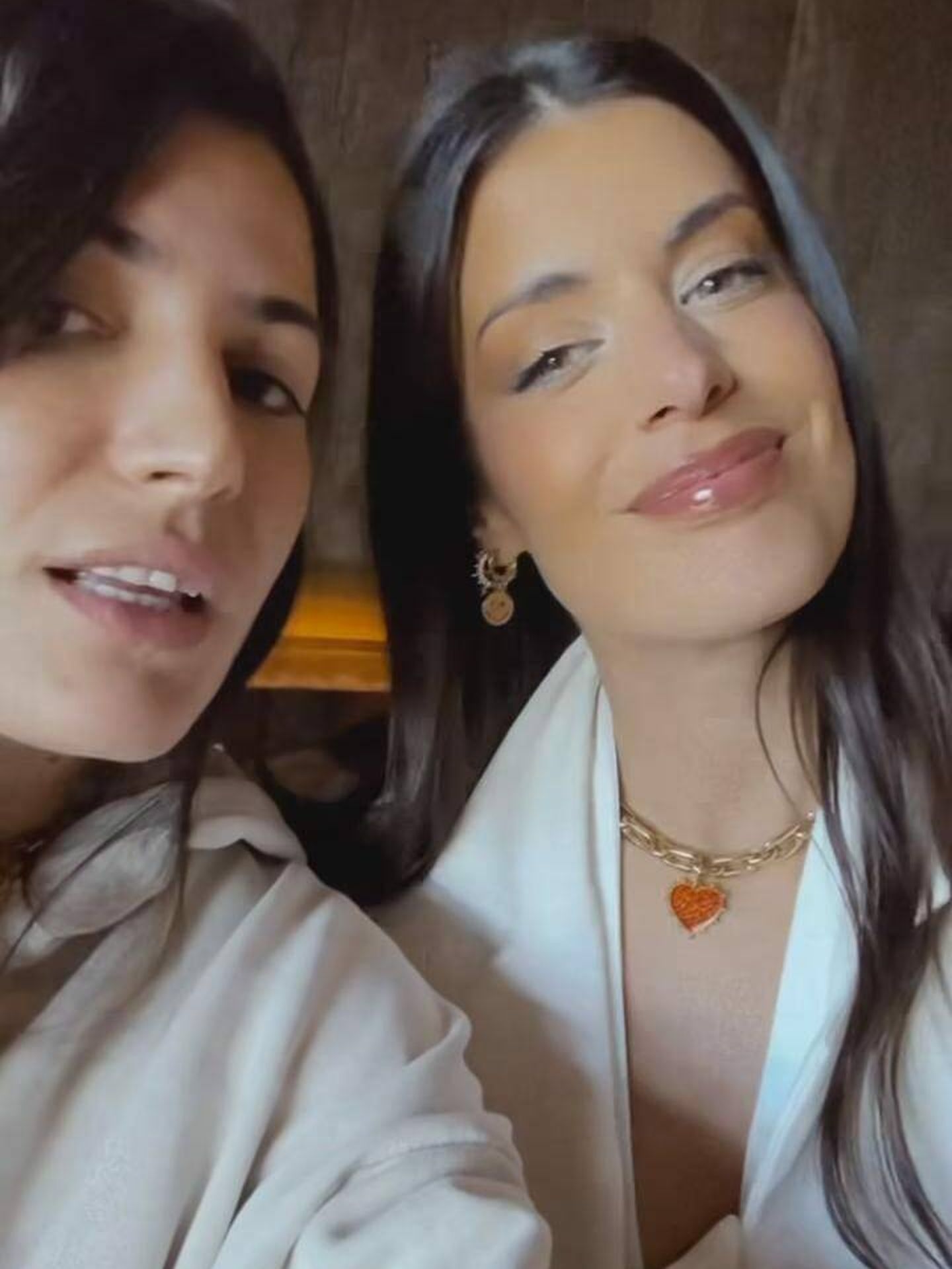 Dulceida y Alba se mostraron muy unidas y románticas en este día, ataviadas con un look blanco nupcial cada una. (Instagram/@albapaulfe)