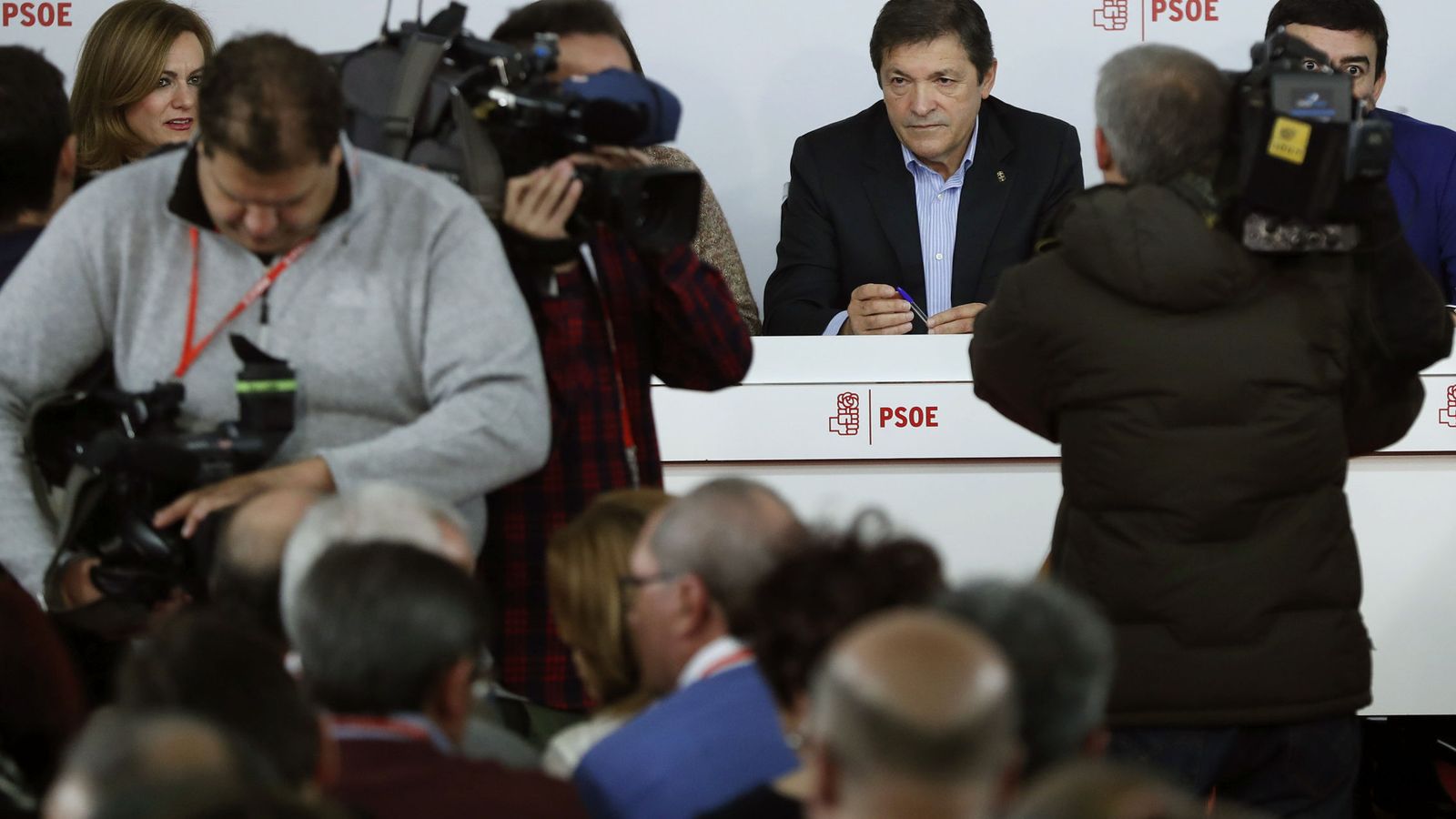 Foto: Javier Fernández, al inicio del comité federal del PSOE de este 14 de enero en Ferraz. (EFE)