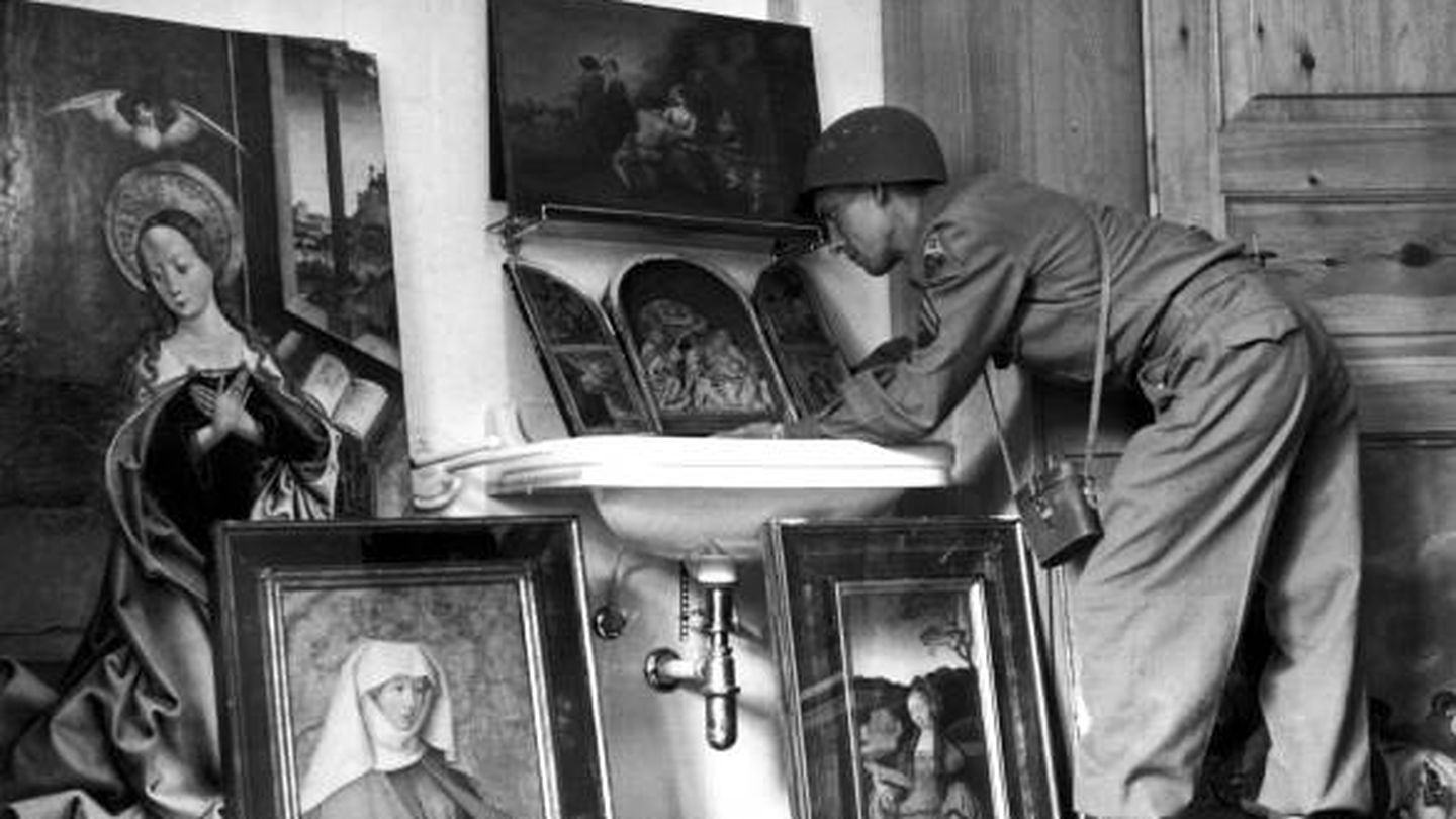 Un soldado se lava las manos en un palacio donde se guardan obras de arte. (Wikipedia)