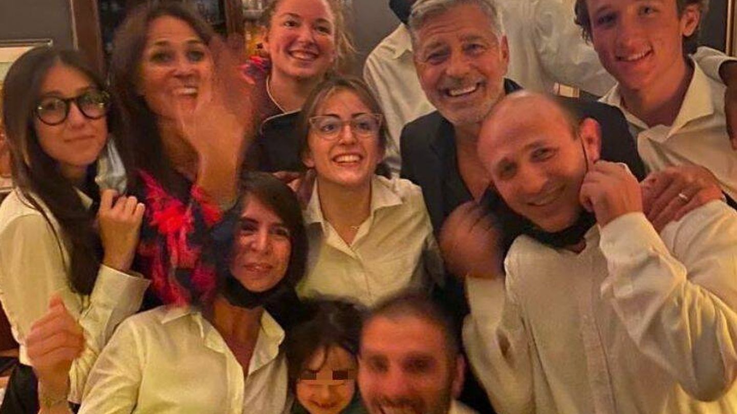 El selfie de los Clooney. (Instagram @ristorantegattonero)