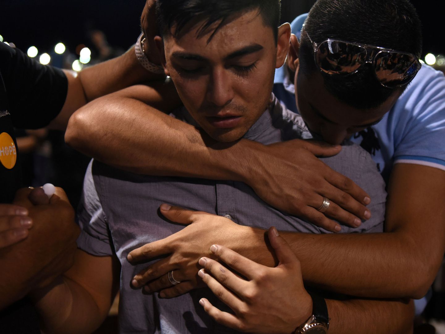 Un grupo de personas se abraza durante la vigilia por el tiroteo en El Paso. (Reuters)