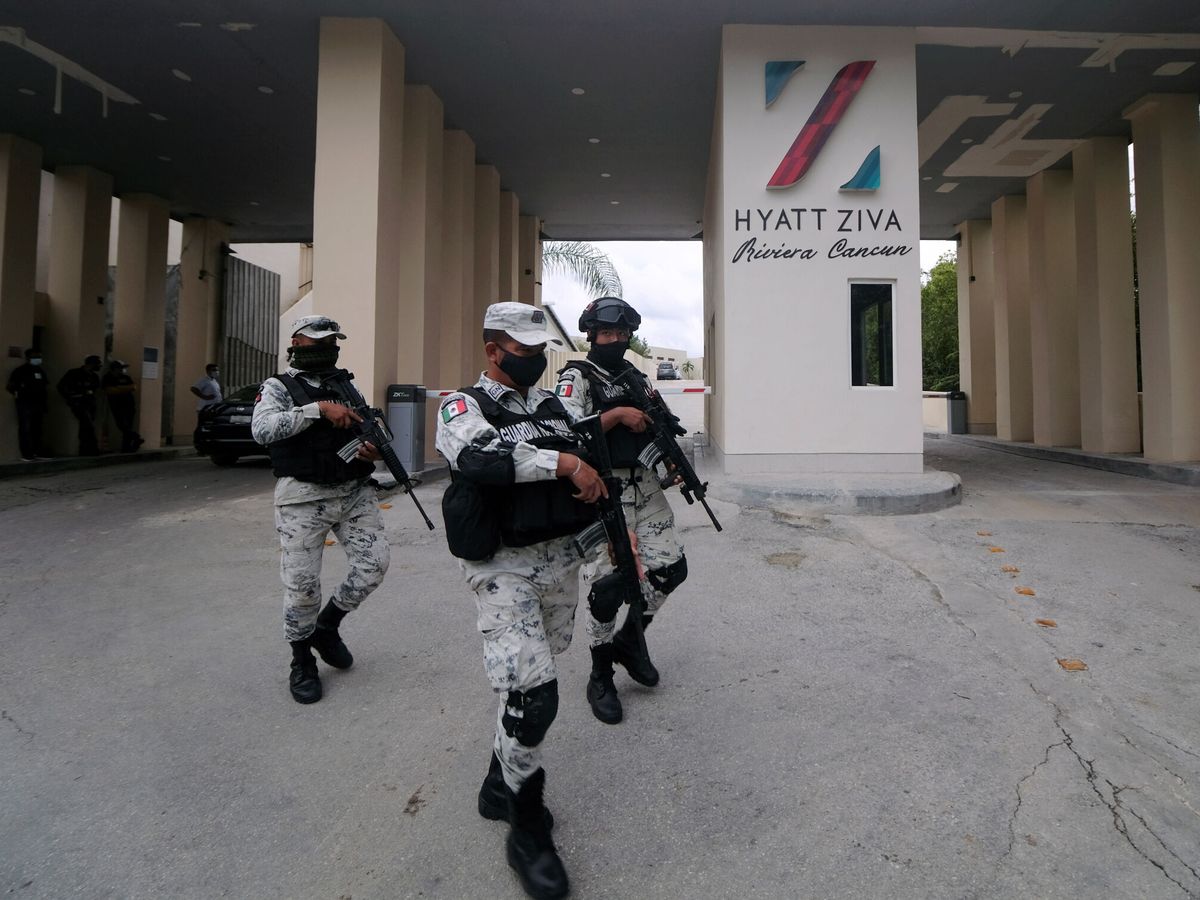 Foto: Guardia Nacional frente a la entrada del hotel en México. (Reuters/Paola Chiomante)