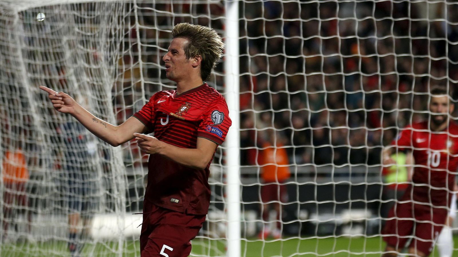 Foto: Fabio Coentrao celebra su gol ante Serbia.
