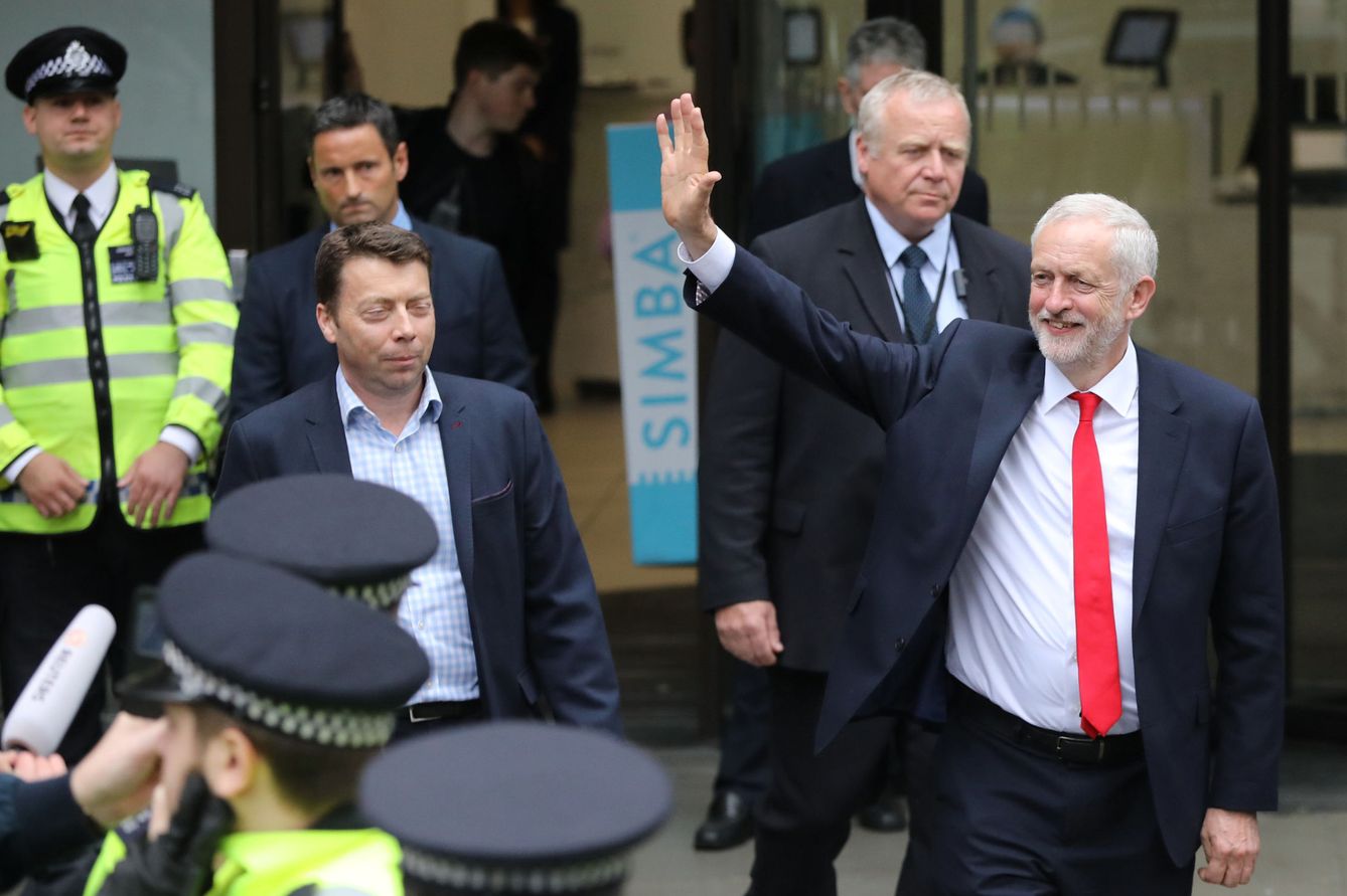 Jeremy Corbyn sale de la sede del Partido Laborista tras la victoria, el 9 de junio de 2017. (Reuters) 