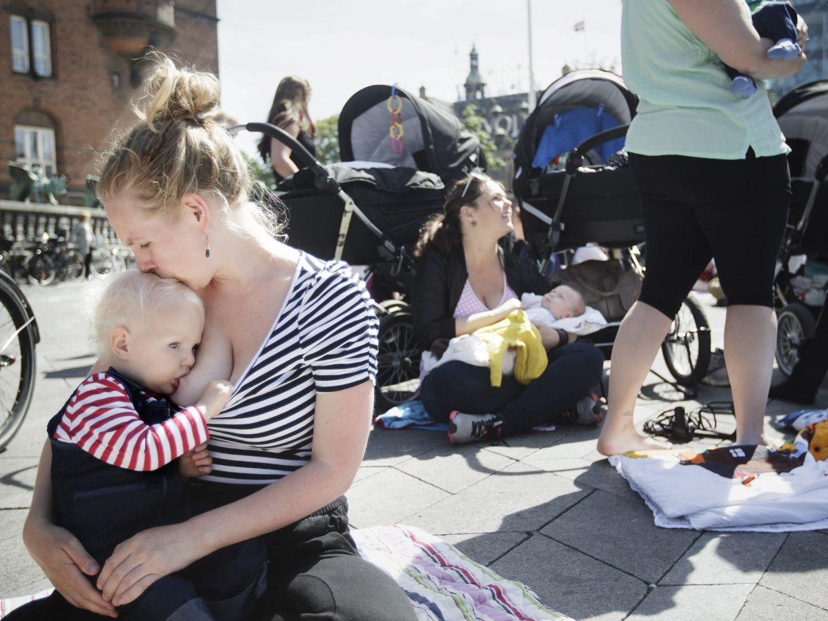Foto: Una mujer da el pecho a su bebé en la calle. Foto:  EFE/LINDA HENRIKSEN 