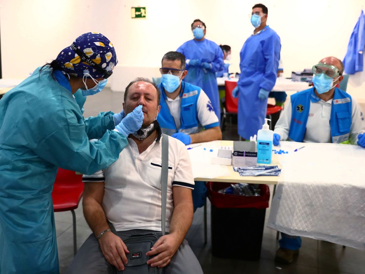 Foto: Realización de un test de antígenos en Vallecas (Madrid), el 1 de octubre. (Reuters)