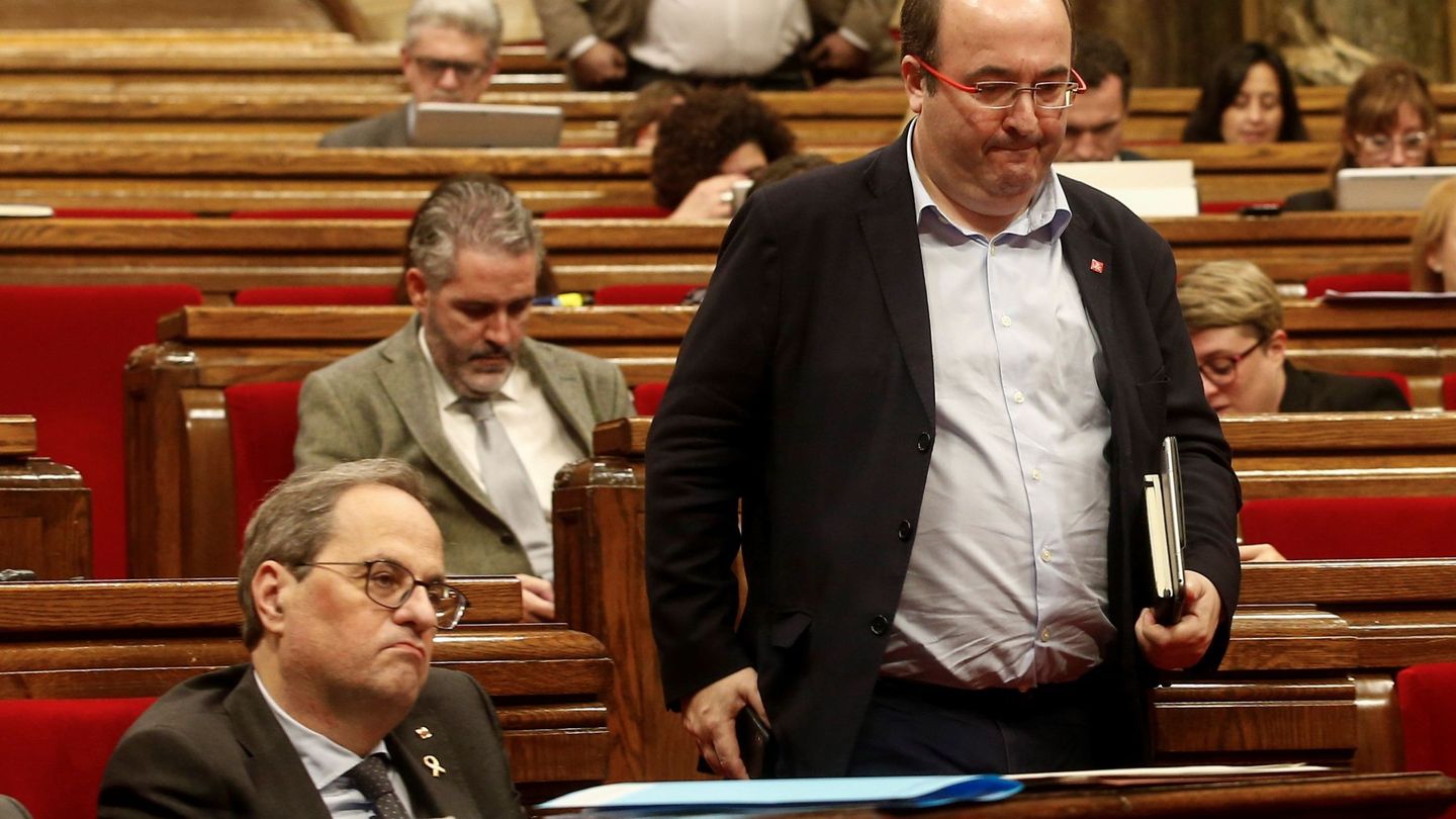 El líder del PSC, Miquel Iceta (d), pasa junto al presidente de la Generalitat, Quim Torra (i), en el Parlament. (EFE)