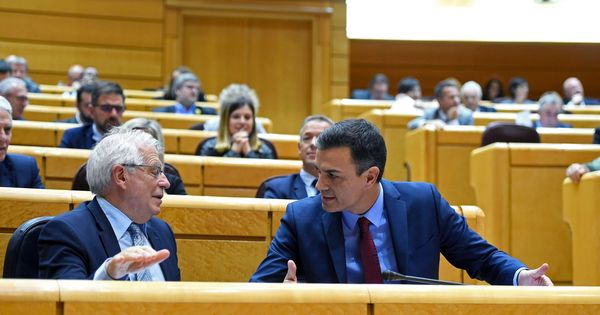 Foto: El presidente del Gobierno, Pedro Sánchez (d), conversa con el ministro de Asuntos Exteriores, Josep Borrell. (EFE)