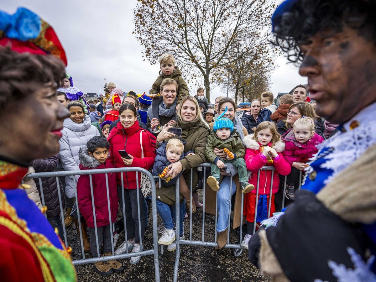 Foto: Los 'Zwarze Piet' llegan a Países Bajos para dar los regalos a los niños, en 2021. (EFE/Marcel Van Horn)