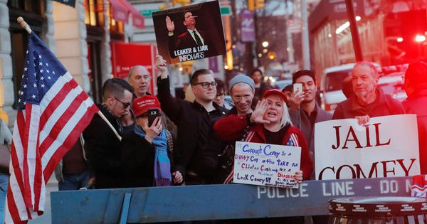 Foto: Partidarios del presidente Trump protestan contra la presentación de las memorias de James Comey en Nueva York, el 18 de abril de 2018. (Reuters)