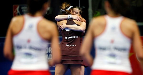 Foto: Alejandra Salazar y Marta Marrero se abrazan tras ganar el Estrella Damm Alicante Open. (EFE)