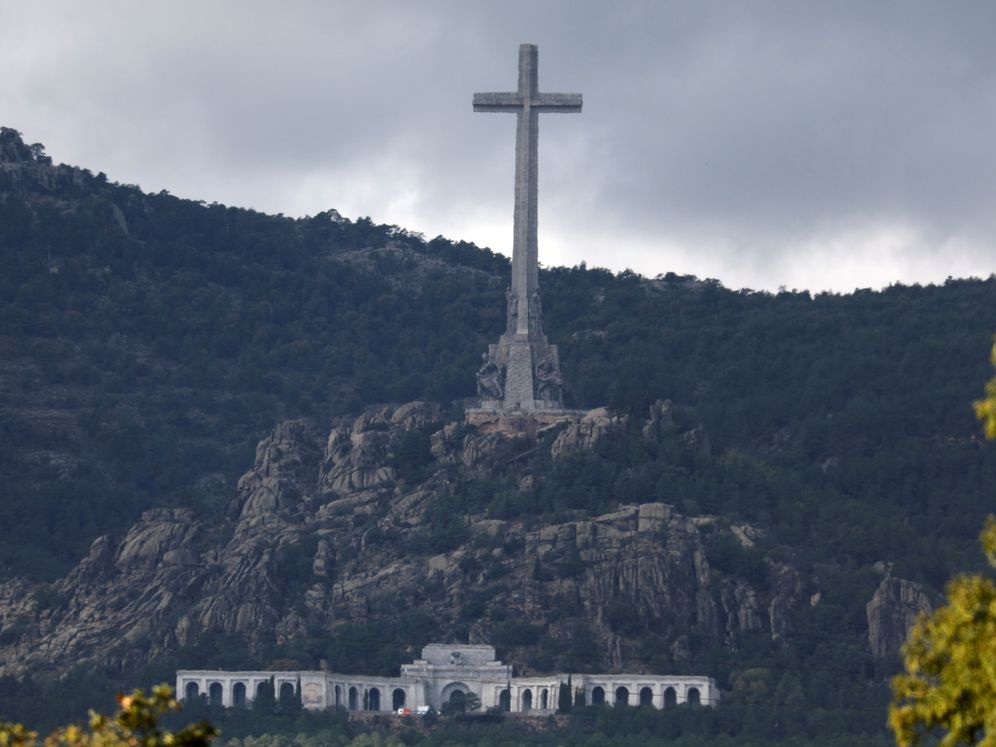 Foto: La imponente cruz que preside el Valle de los Caídos, este 21 de octubre. (Reuters)