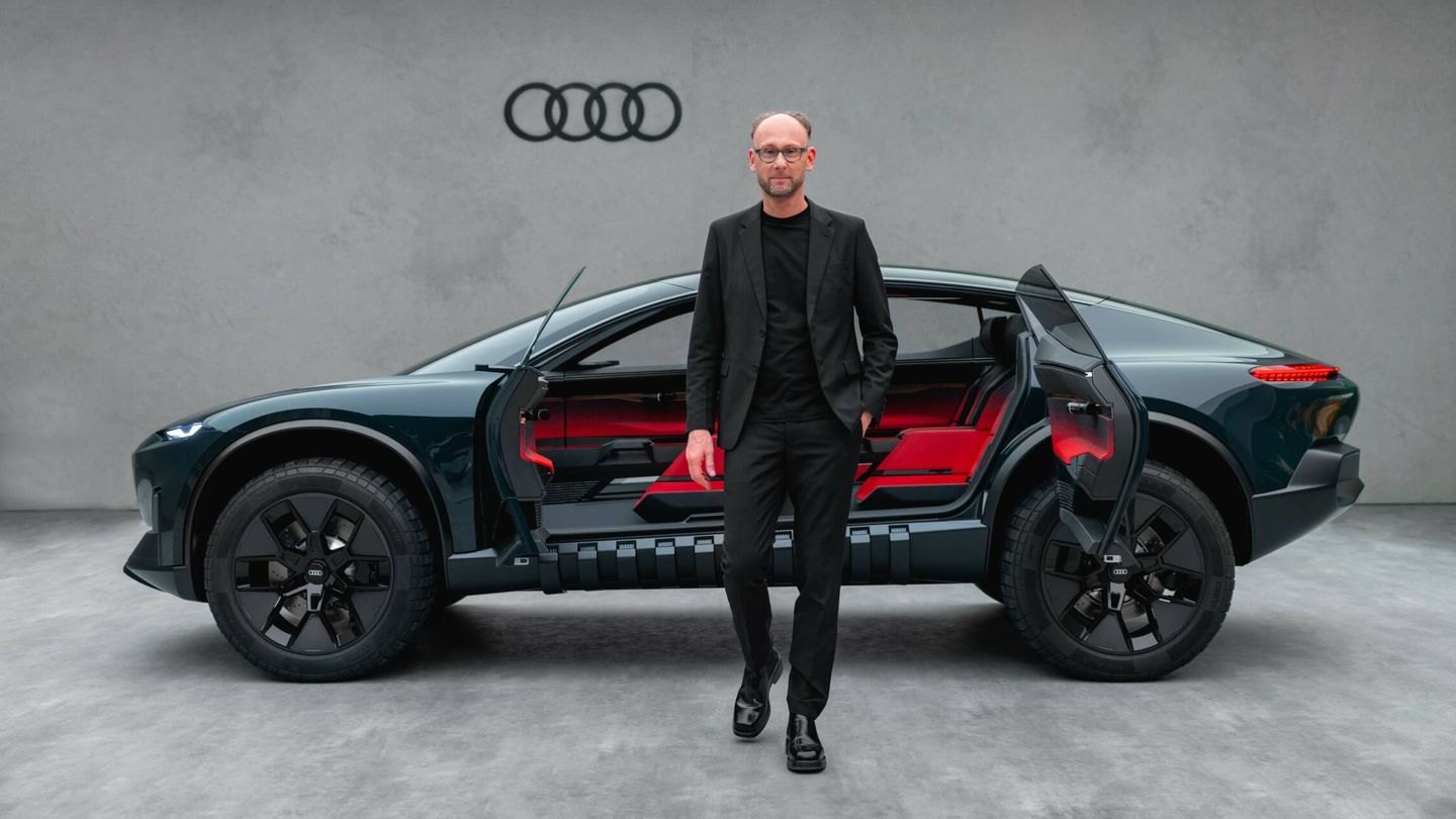Marc Lichte, director de Diseño de Audi, junto al Activesphere Concept.