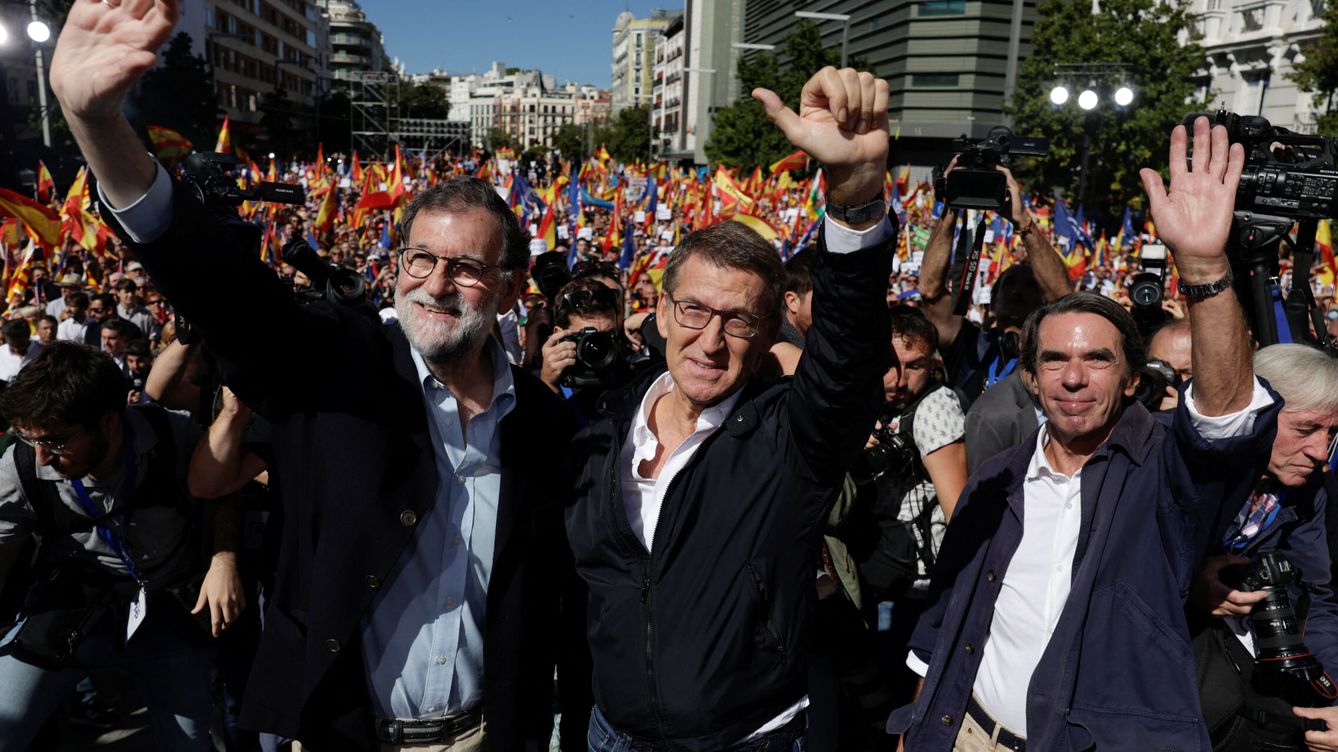 Foto: Rajoy, Feijóo y Aznar saludan al público en el acto de Madrid. (Reuters/Susana Vera)