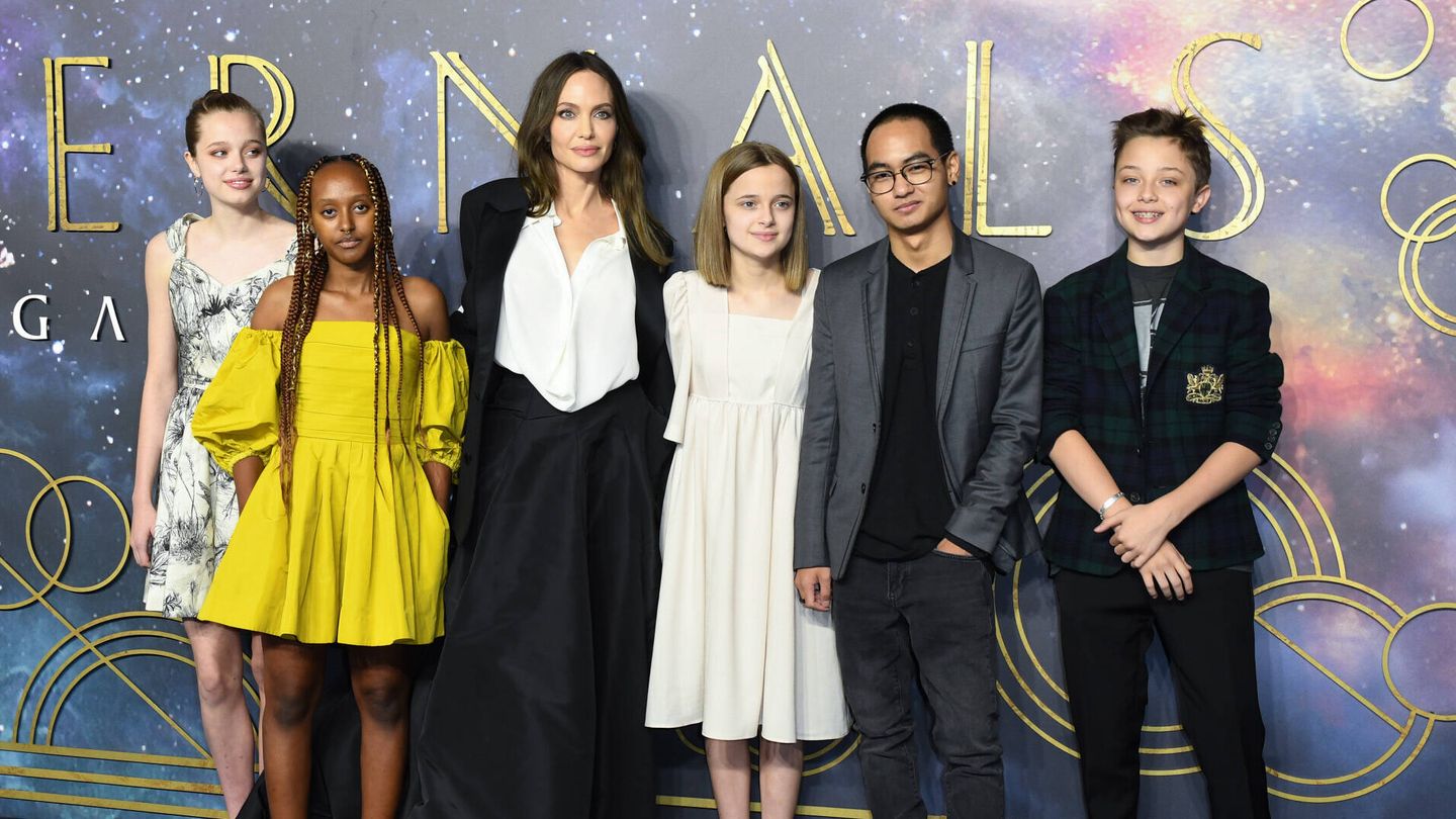 Angelina junto a sus hijos Maddox, Vivienne, Zahara, Shiloh y Knox en 2021 (Gtres)