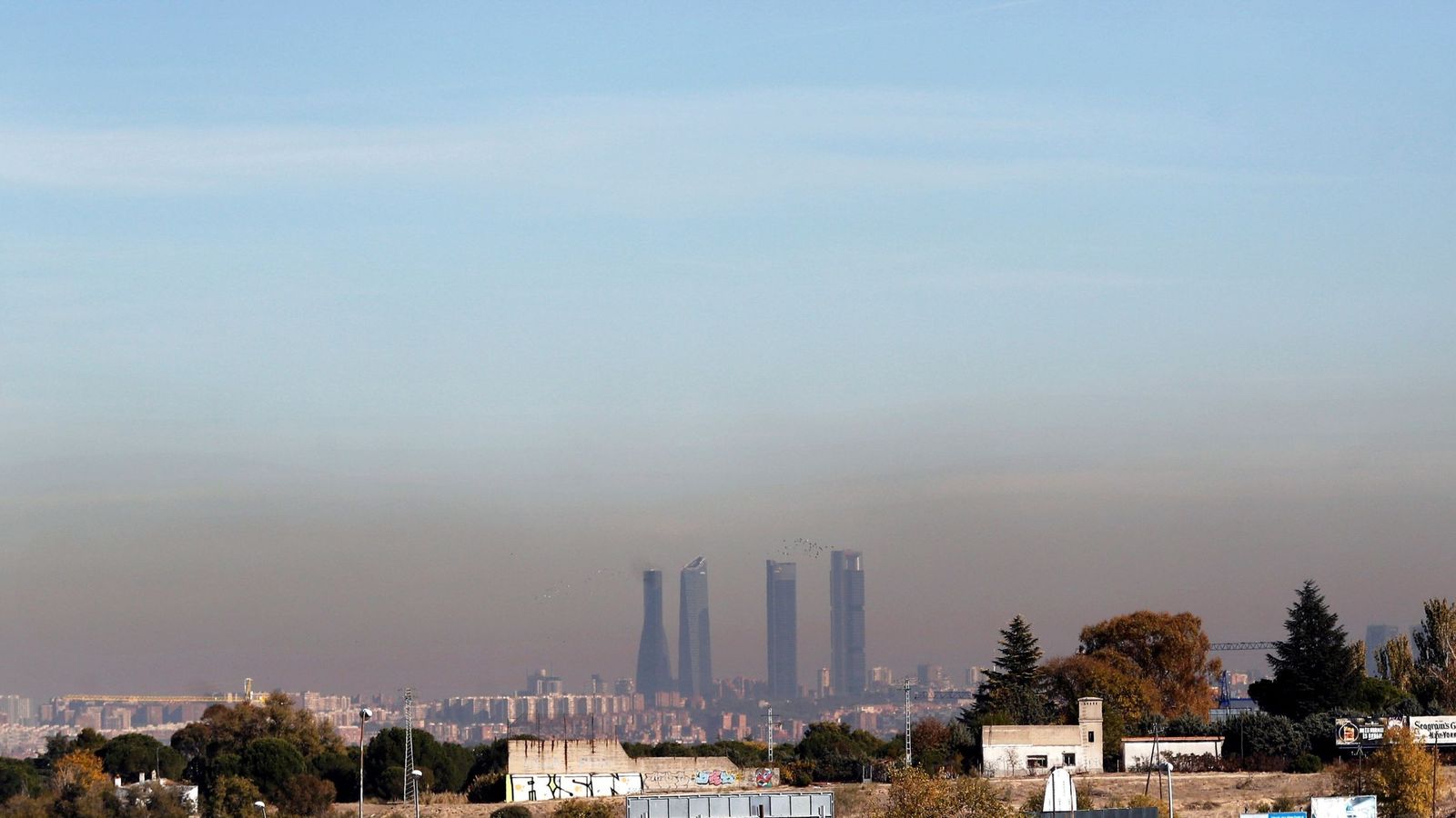Foto: Vista de la capa de contaminación que cubre la ciudad de Madrid. (EFE)