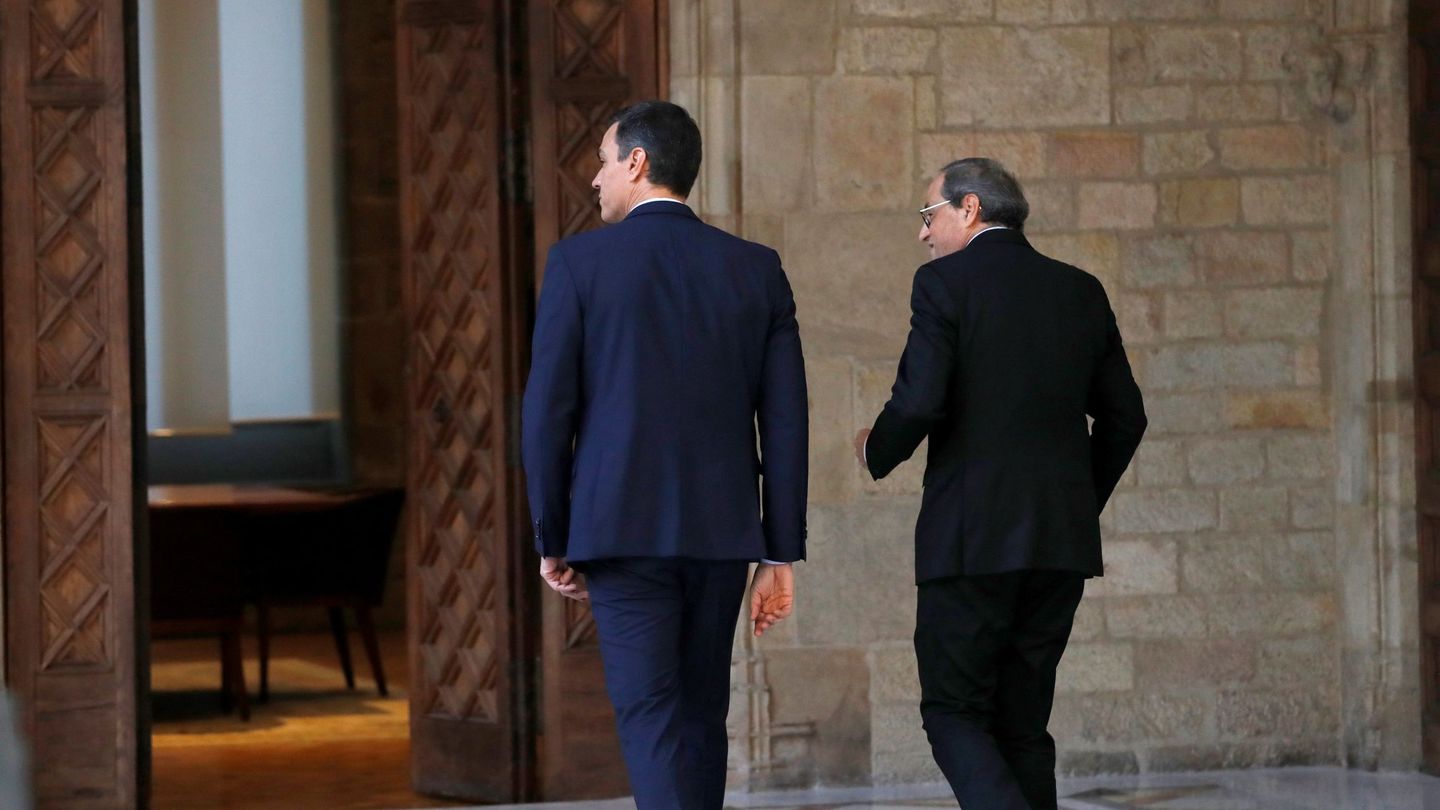 Pedro Sánchez y Quim Torra se dirigen a su reunión en el Palau de la Generalitat. (EFE)