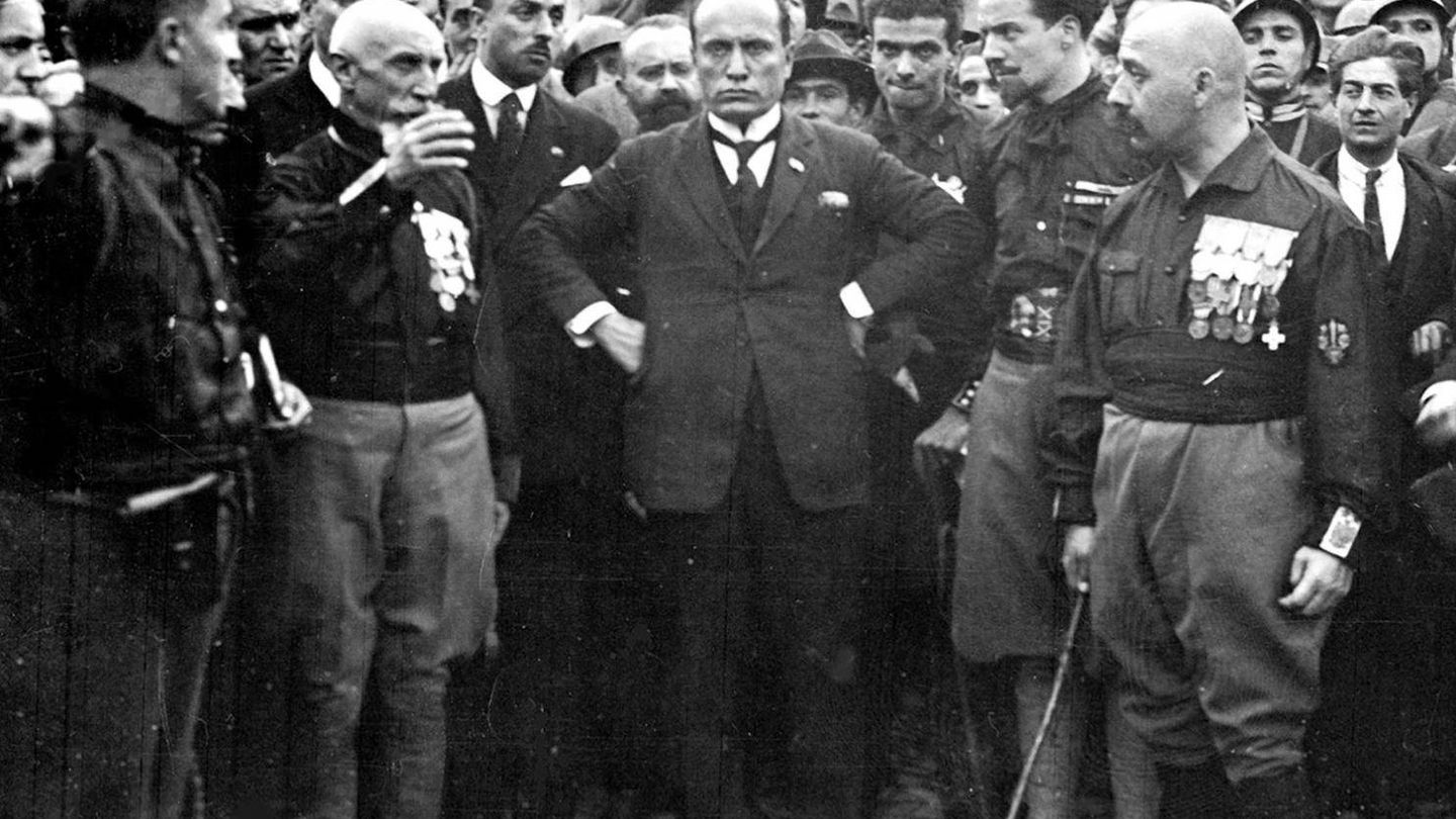 Mussolini durante la Marcha hacia Roma que le dio el poder en Italia