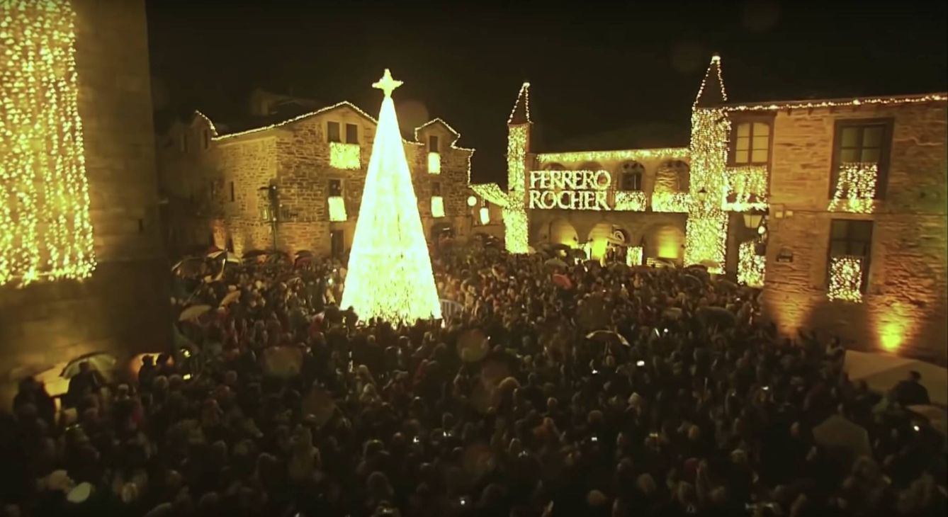 Imagen de la plaza mayor en el momento de prender las luces de Navidad. (Ferrero)