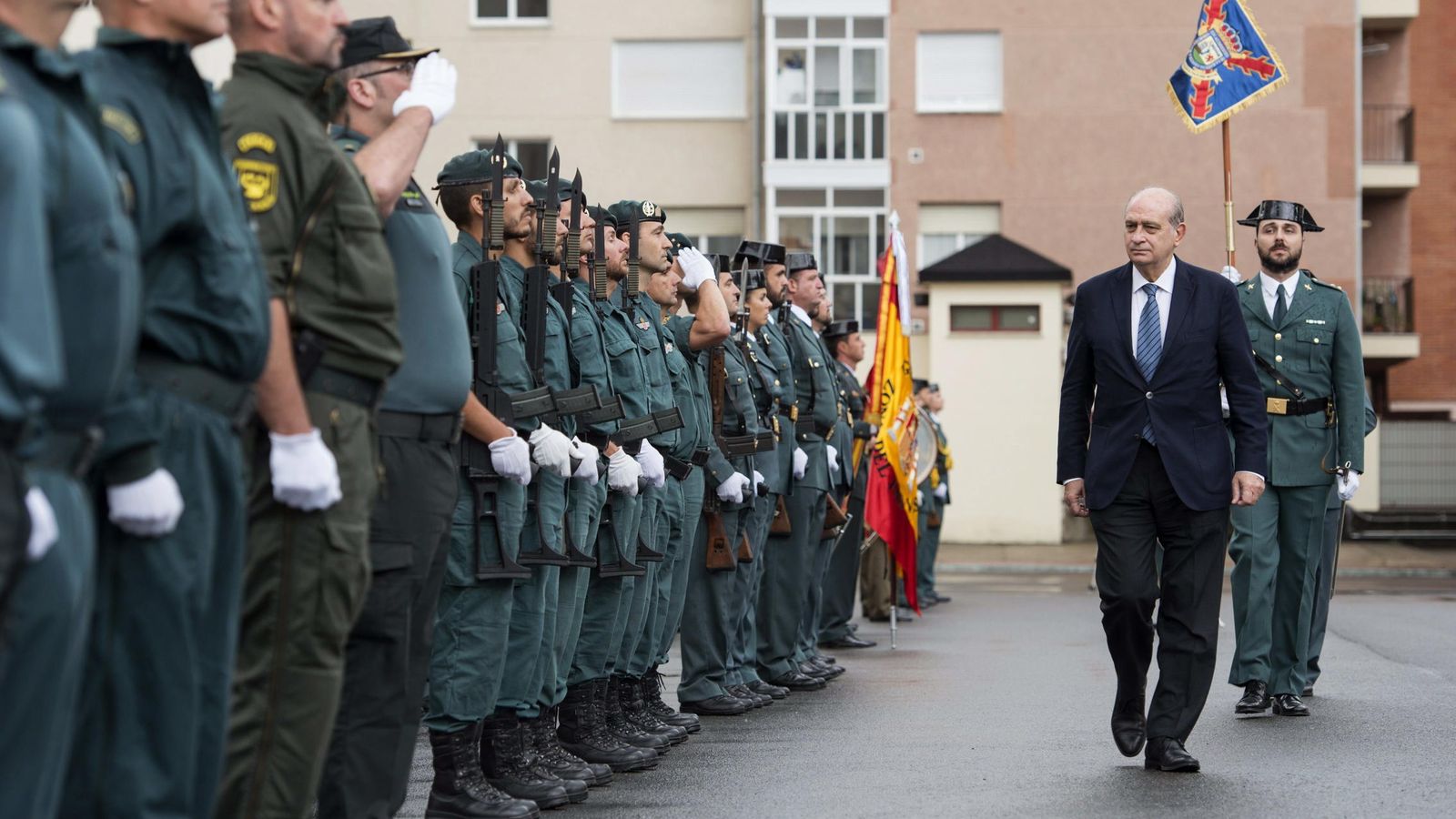 Foto:  El ministro del Interior, Jorge Fernández Díaz (d), pasa revista a su llegada a los guardias civiles del cuartel de Vitoria. (EFE)