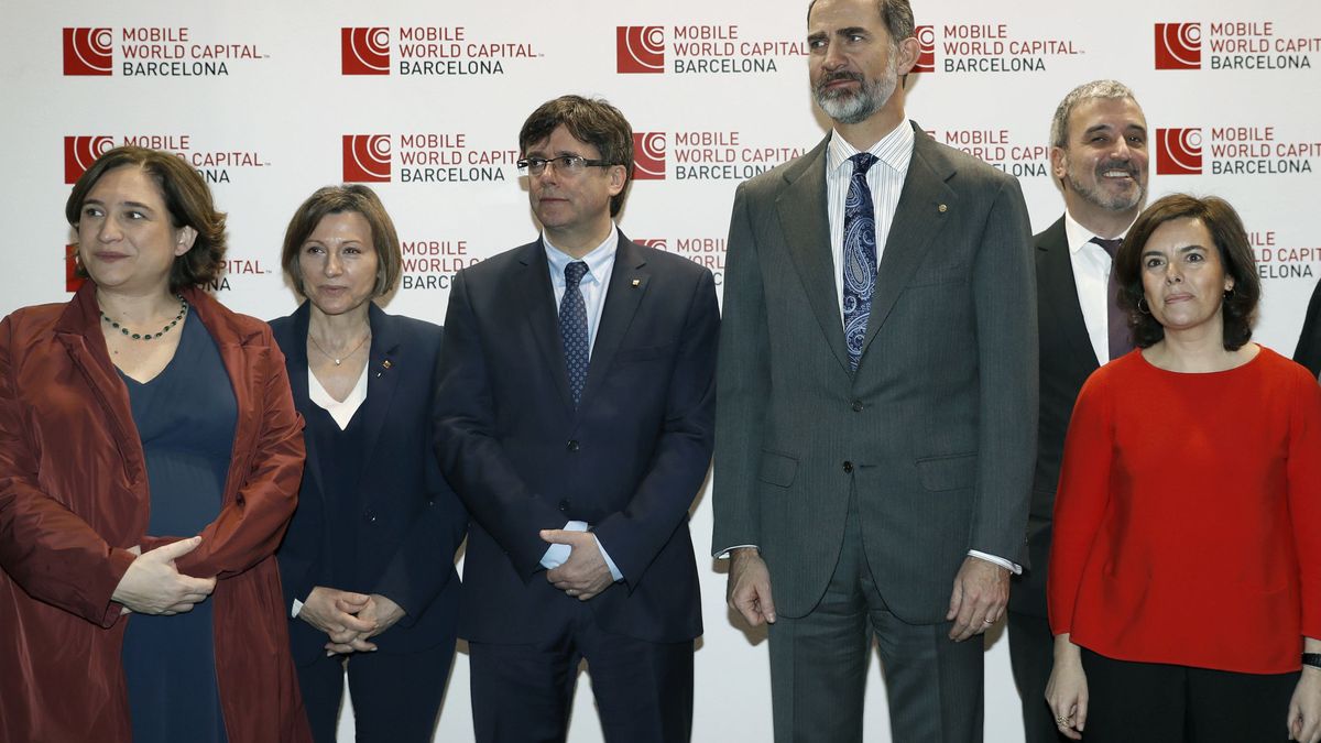 El Rey, Soraya y Puigdemont se abonan a la diplomacia del móvil