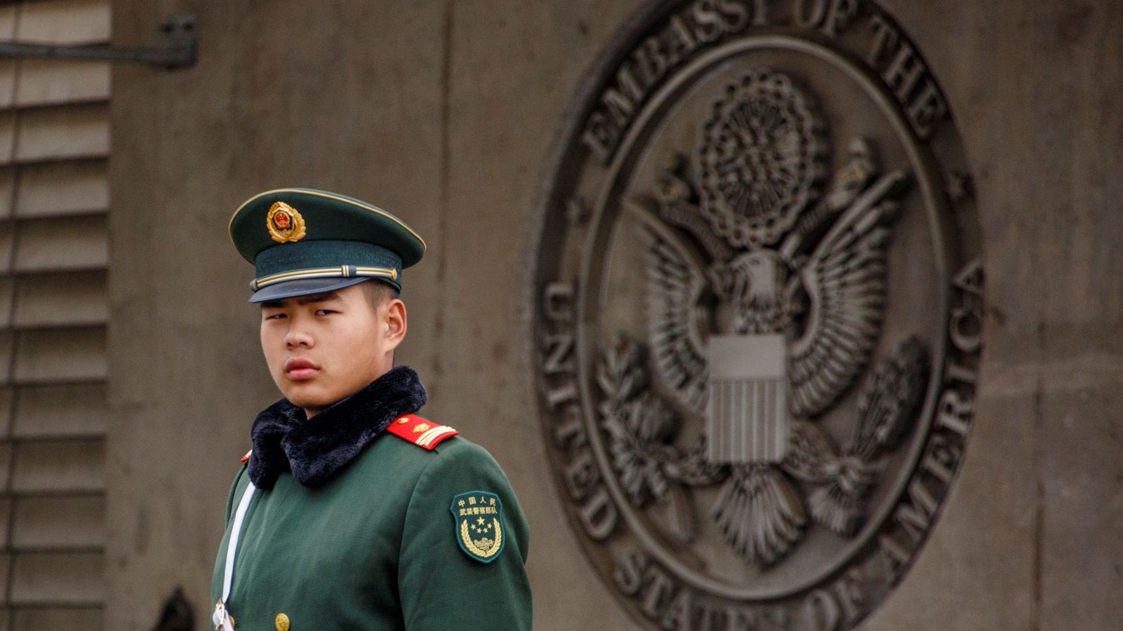 Foto: Un policía chino custodia la Embajada de EEUU en Pekín, el 5 de abril de 2018. (Reuters)