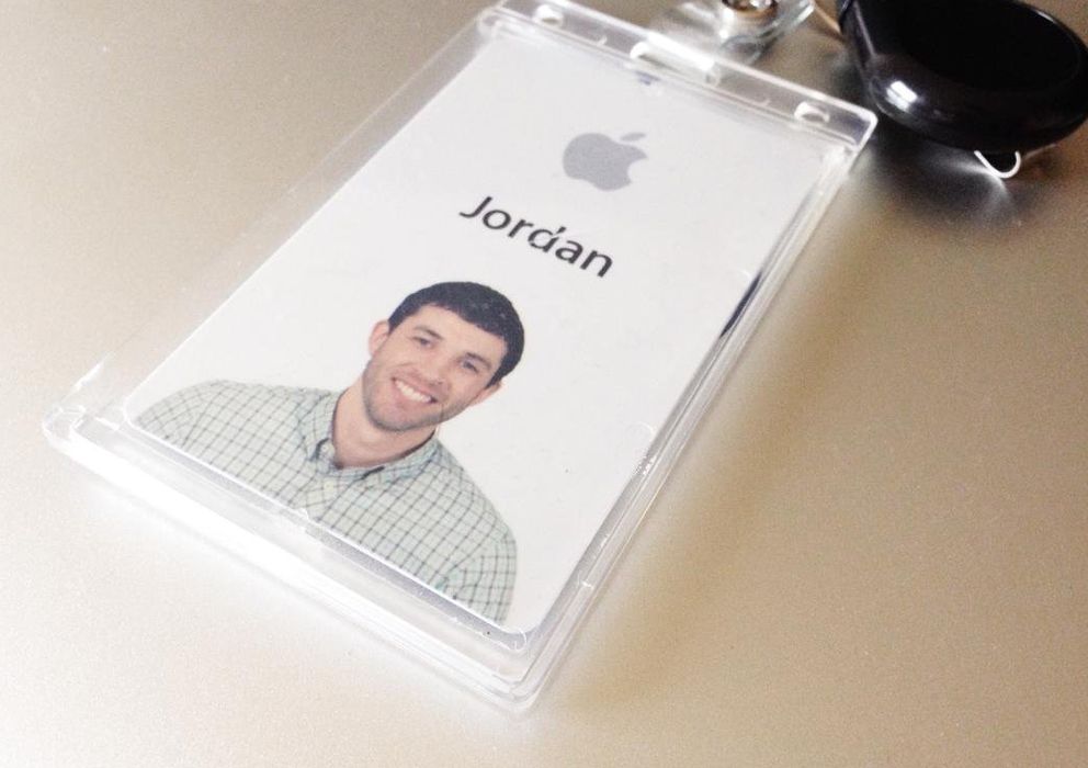 Foto: La etiqueta de identificación de Jordan Price como empleado de Apple