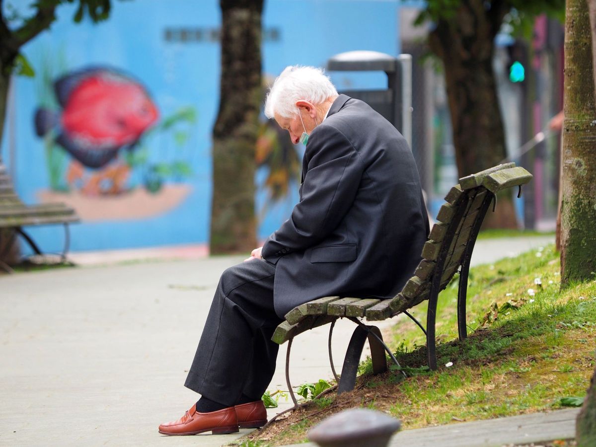Foto: Un anciano descansa sentado en un banco de la avenida Fontiñas de Lugo. (EFE)