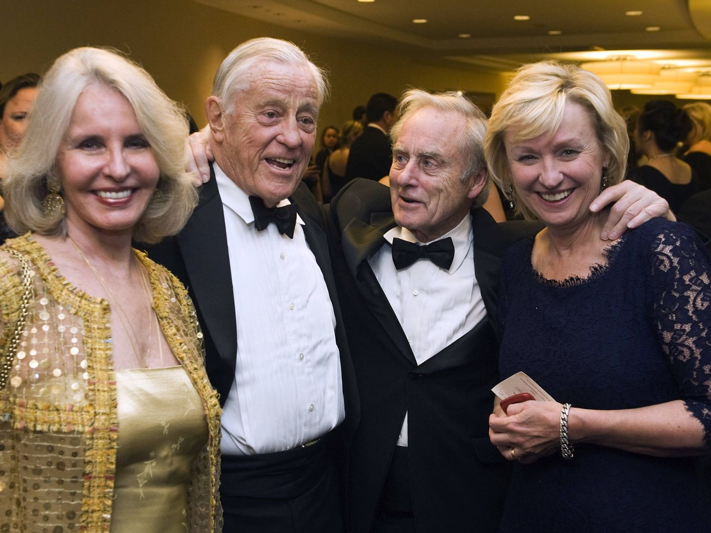 Quinn y Bradlee junto al exeditor del 'Sunday Times', Harold Evans, y su esposa. (Reuters)