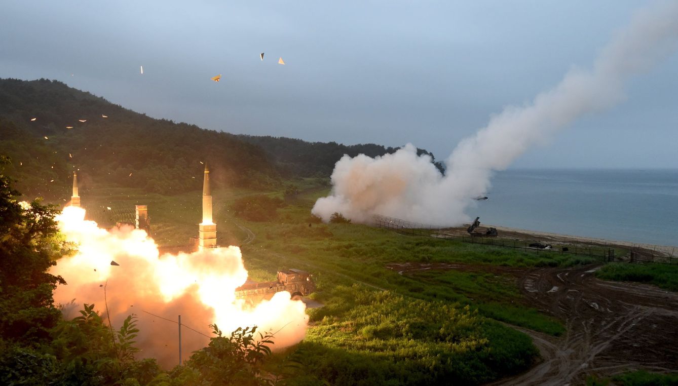 Lanzamiento de misiles Hyunmoo-2 surcoreanos durante unos ejercicios militares conjuntos con EEUU, a finales de julio. (Reuters)