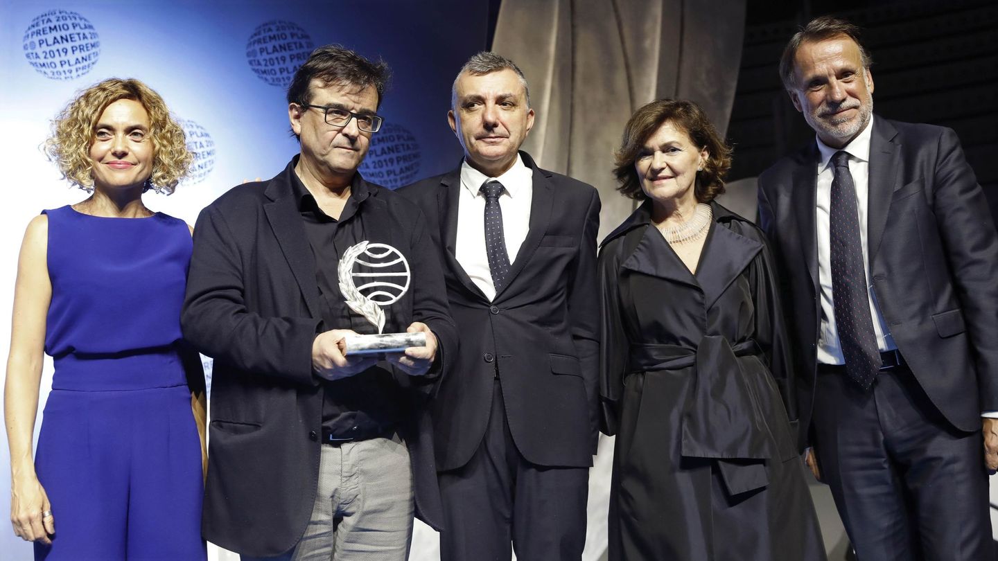 Cercas (2i) y Manuel Vila (c), junto al presidente de la editorial Planeta, José Creuheras (d), Carmen Calvo y Meritxell Batet. (EFE)
