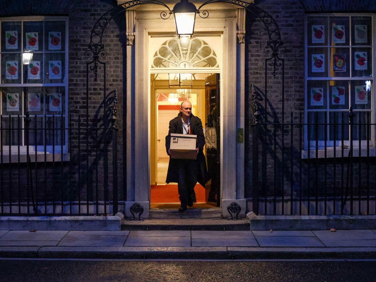 Foto: El ex consejero del Primer Ministro británico Dominic Cummings sale del nº10 de Downing Street. (Reuters)